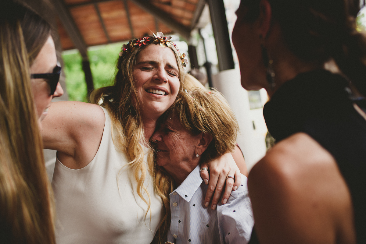 mujer abraza a su abuela