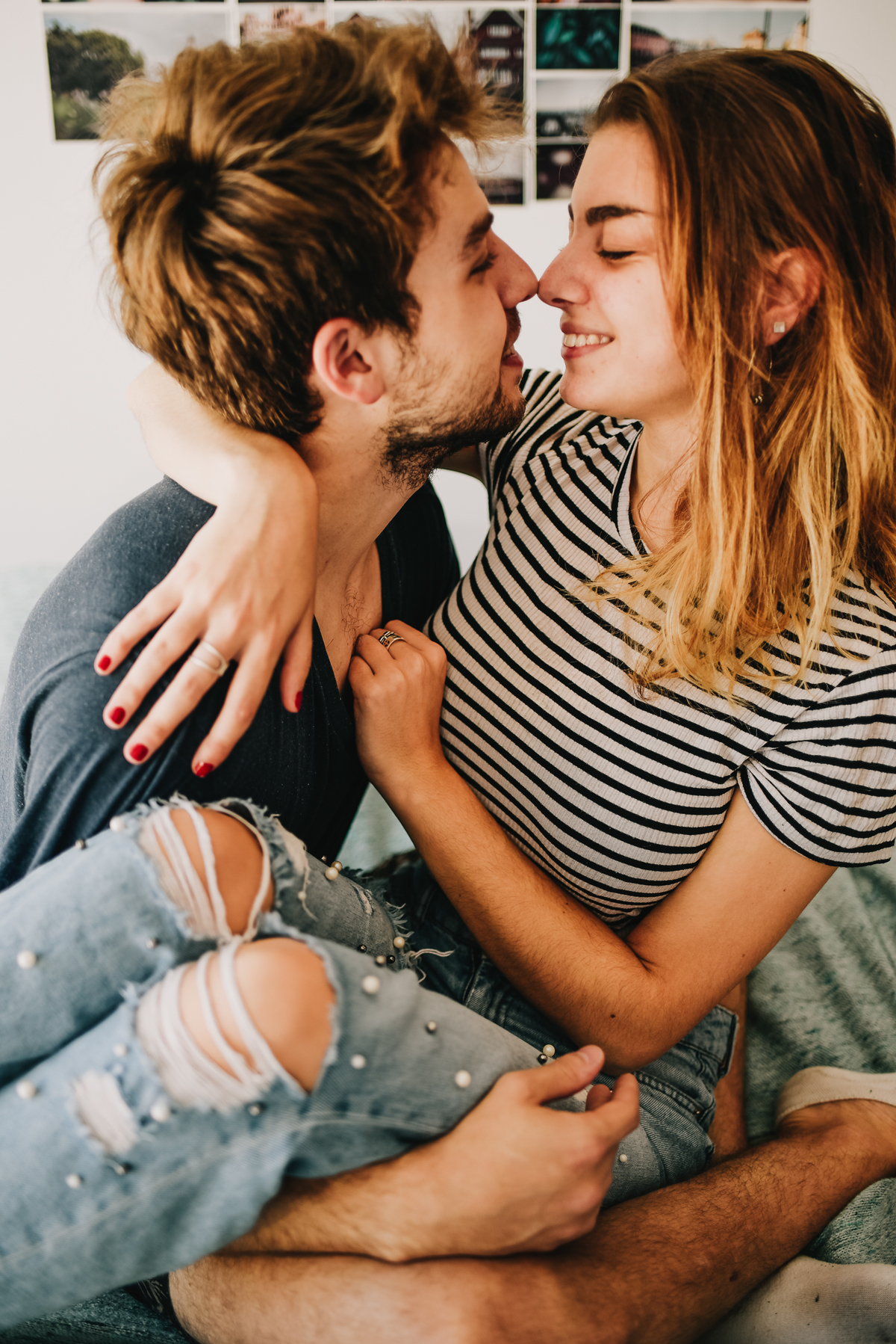 novios se miran abrazados