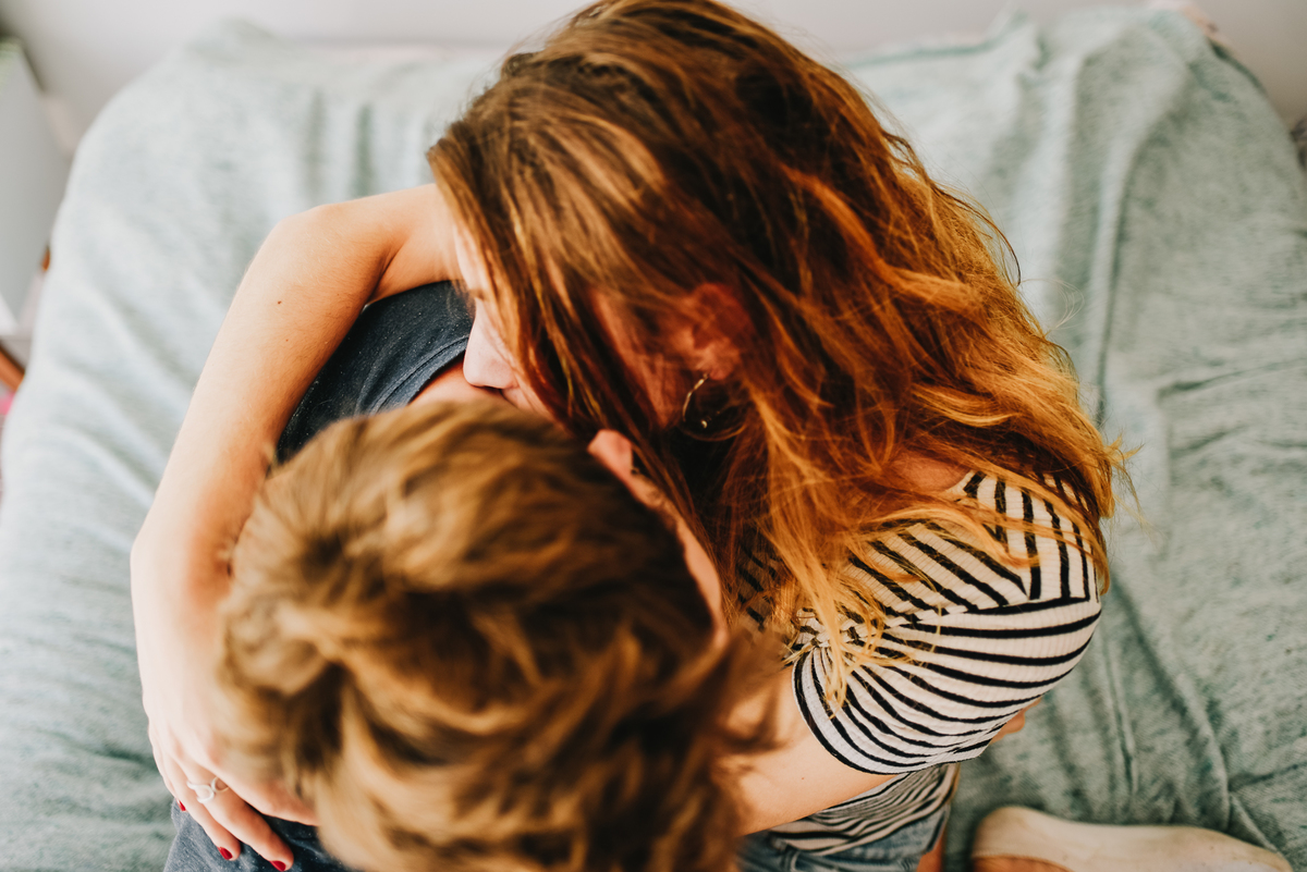 novios se dan un abrazo 