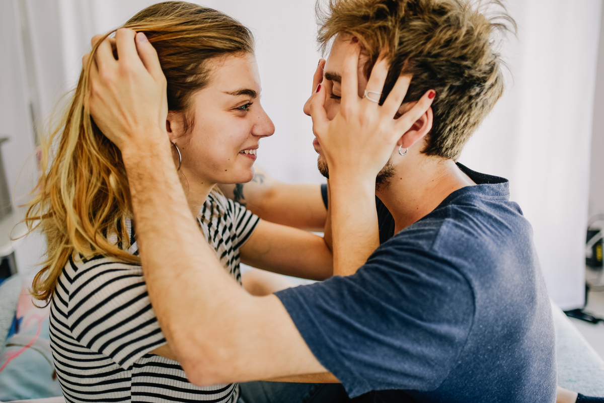 novios juegan con sus caras