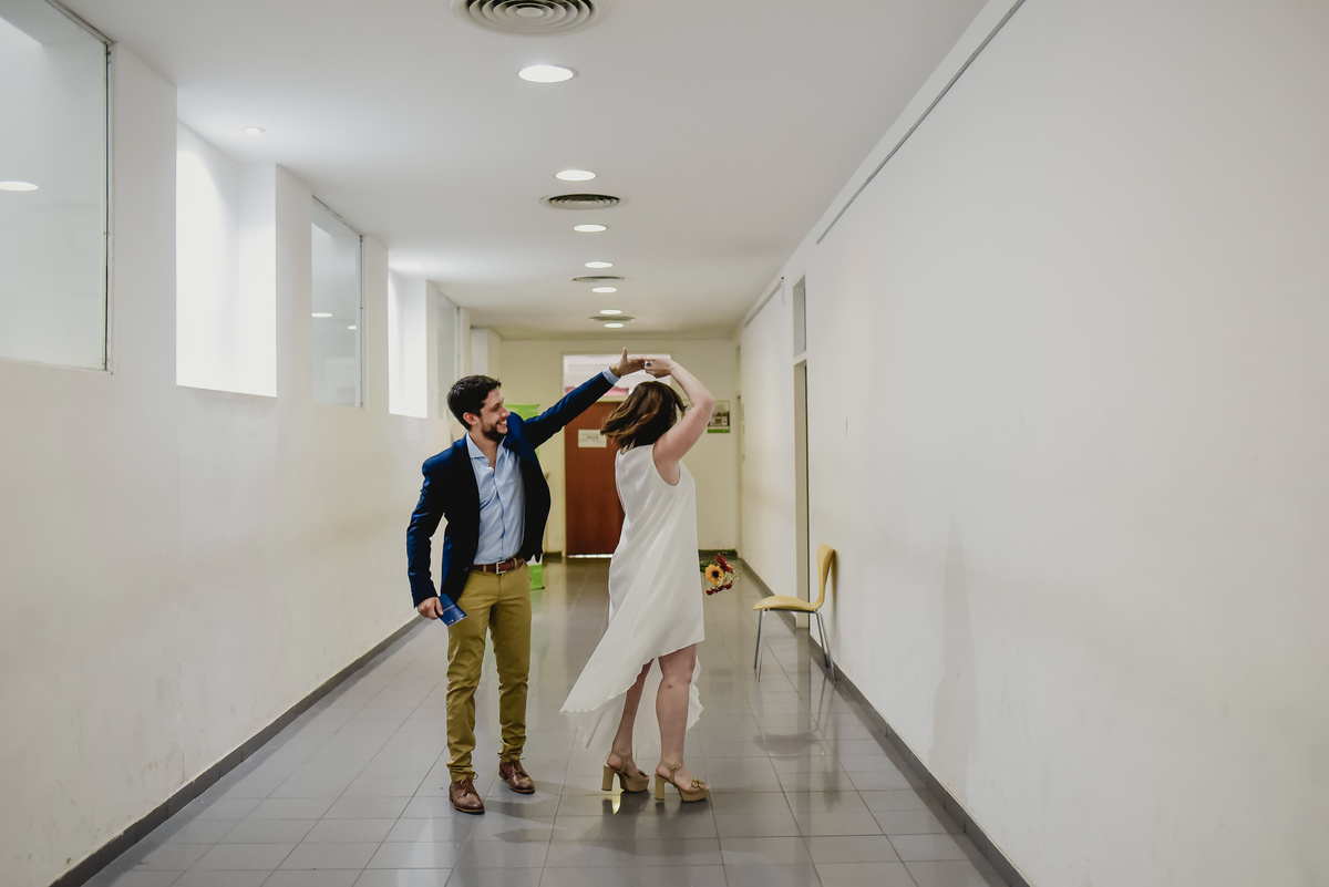 novios bailan en el registro civil de la plata
