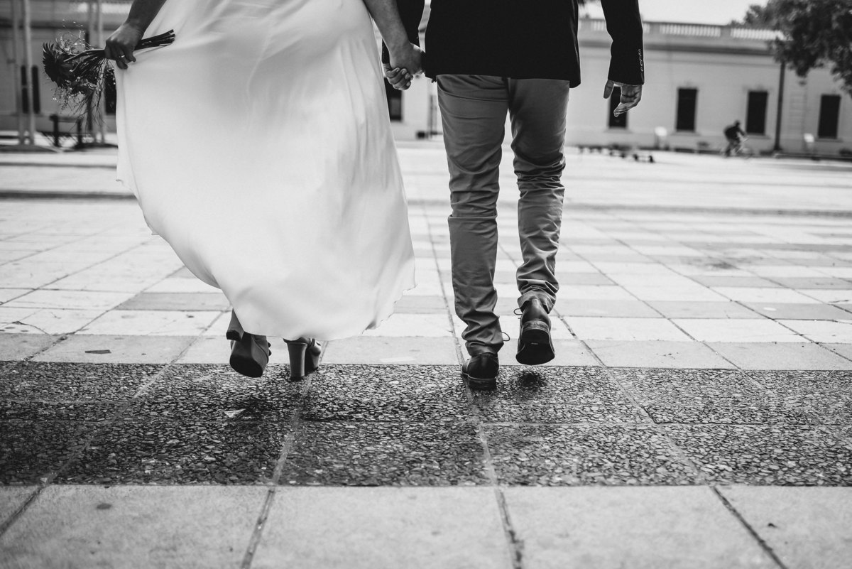 marido y mujer caminan en La Plata