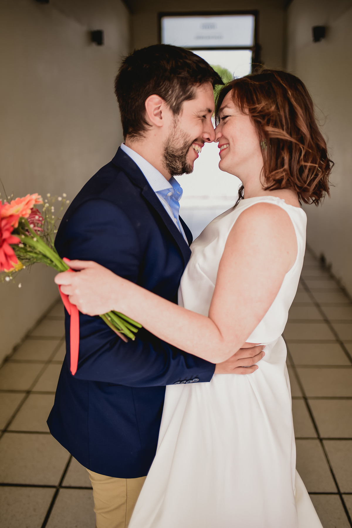 marido y mujer se miran y rien