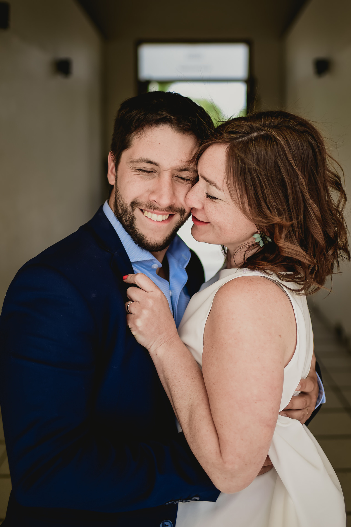 novios se agarran y rien