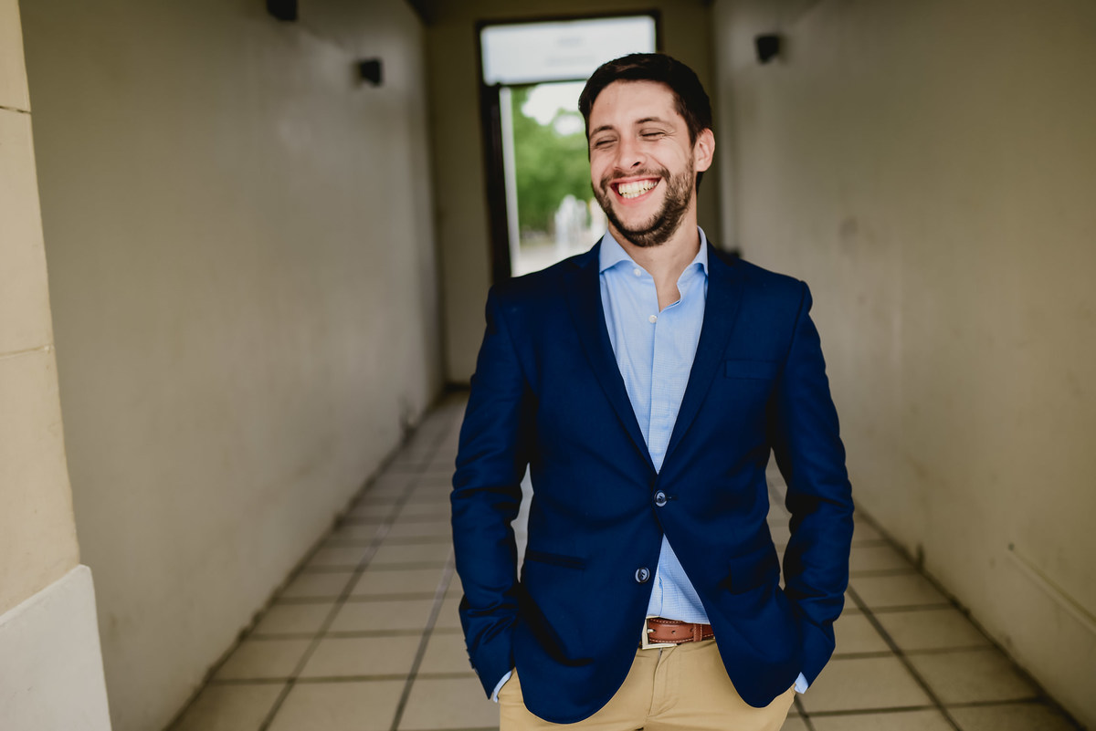 novio posa con su traje de recien casado