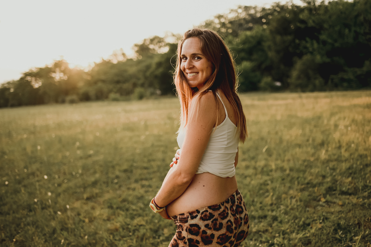 mujer embarazada sonrie feliz