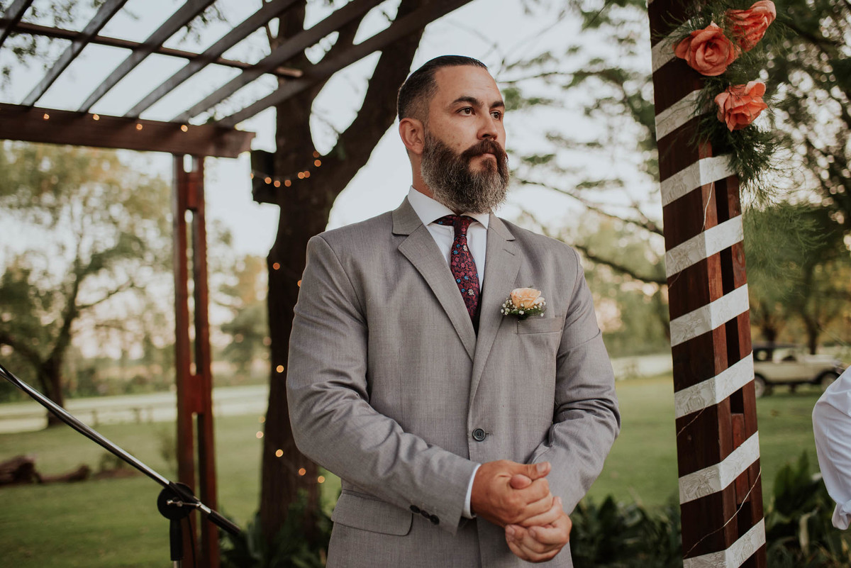 novio espera a su novia en el altar