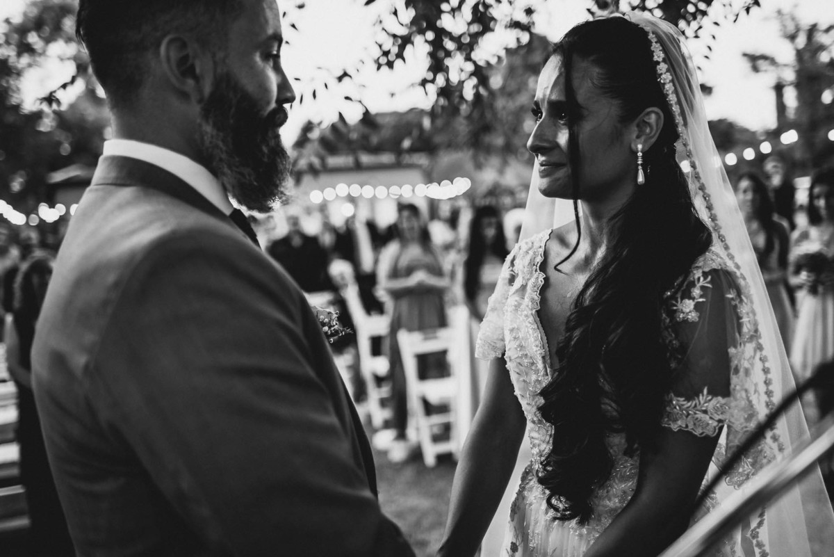 novia emocionada mira a su novio