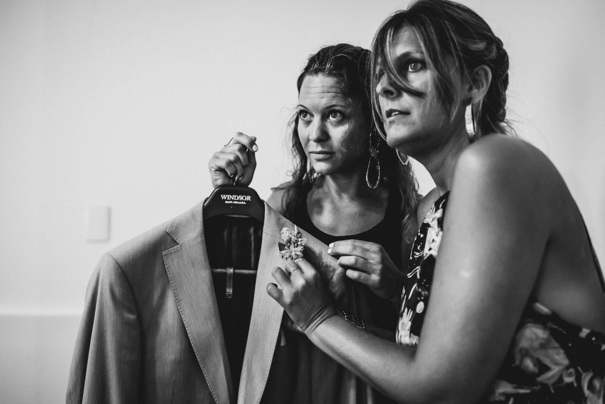 amigas opinan sobre el traje del novio