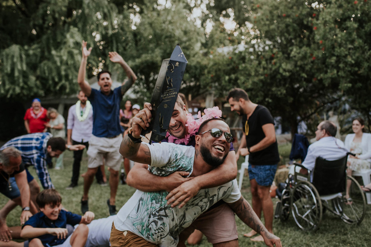 hombres pelean por una botella
