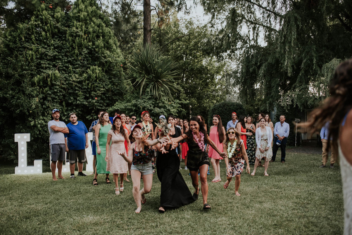 mujeres pelean por un ramo