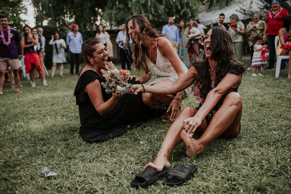 mujeres caidas en el piso