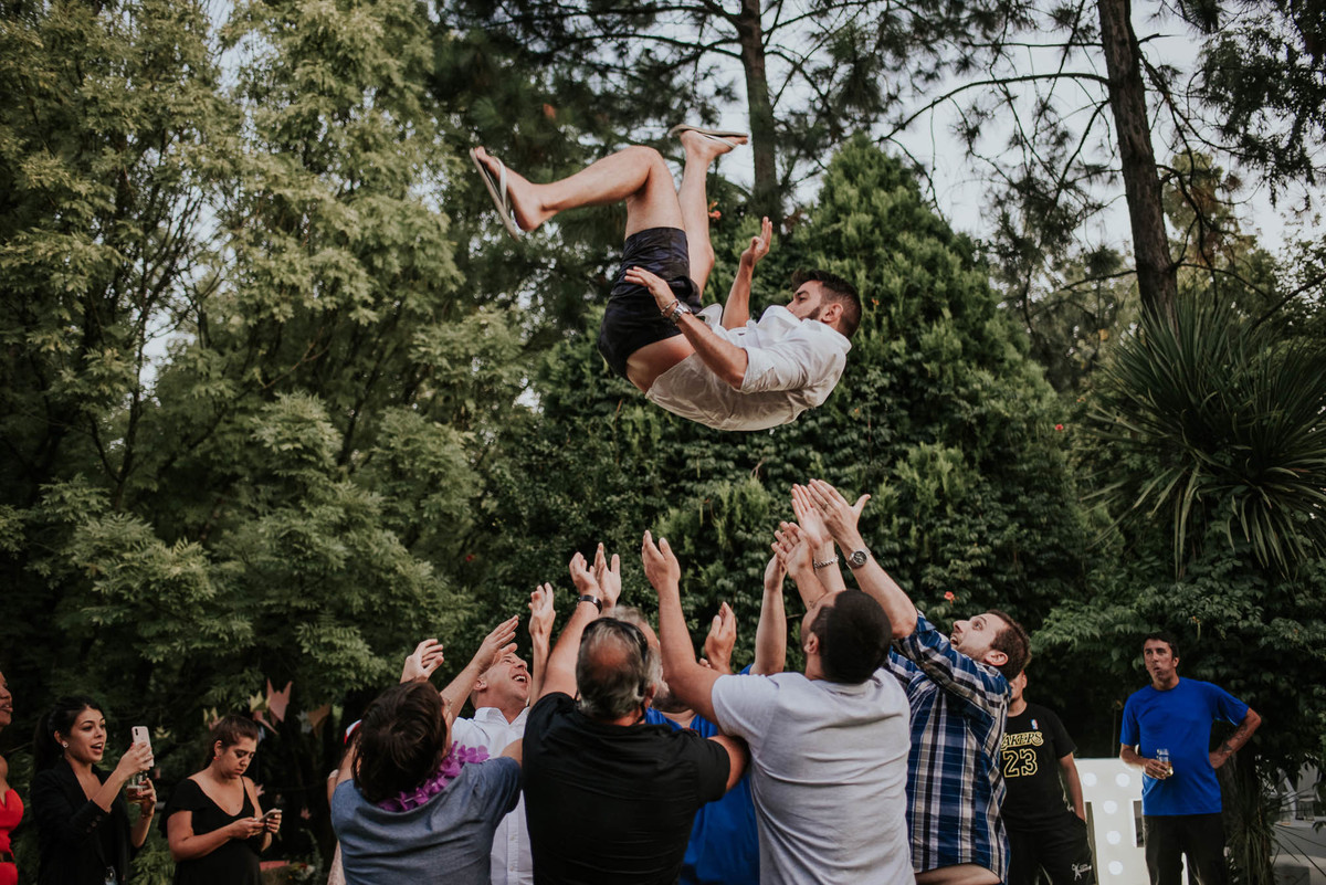 novio es tirado en el aire