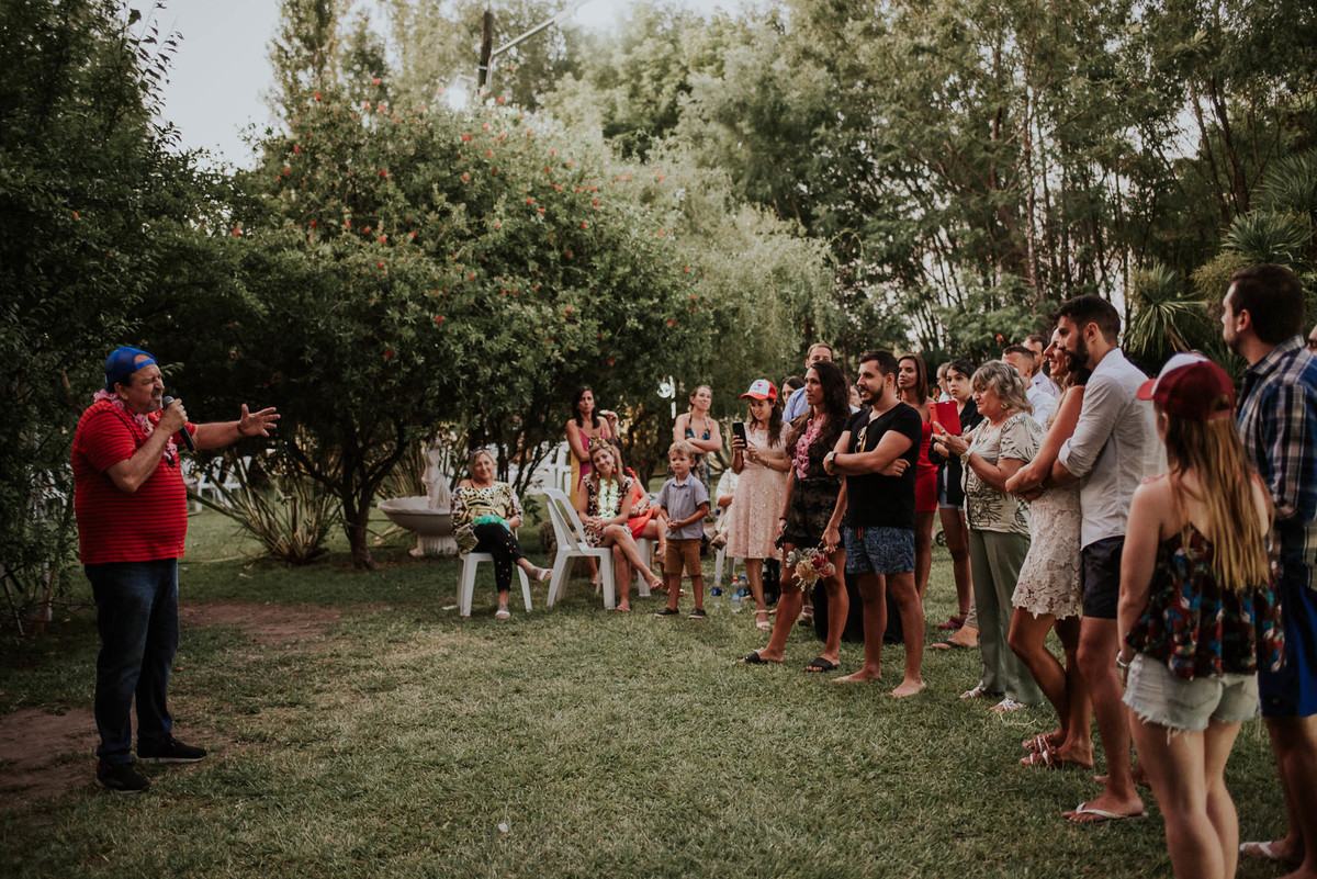 padre habla a la novia