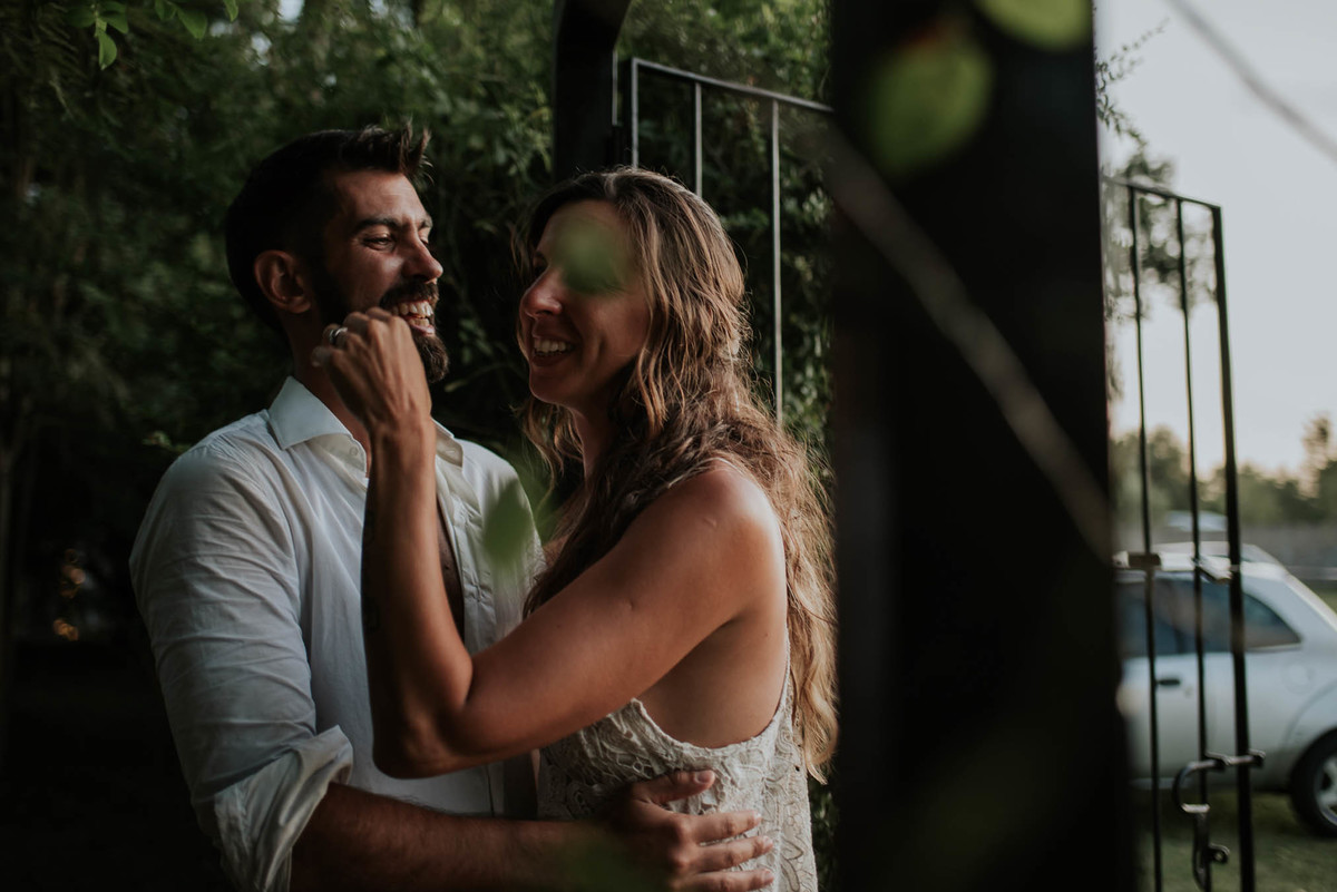 mujer acaricia a su hombre