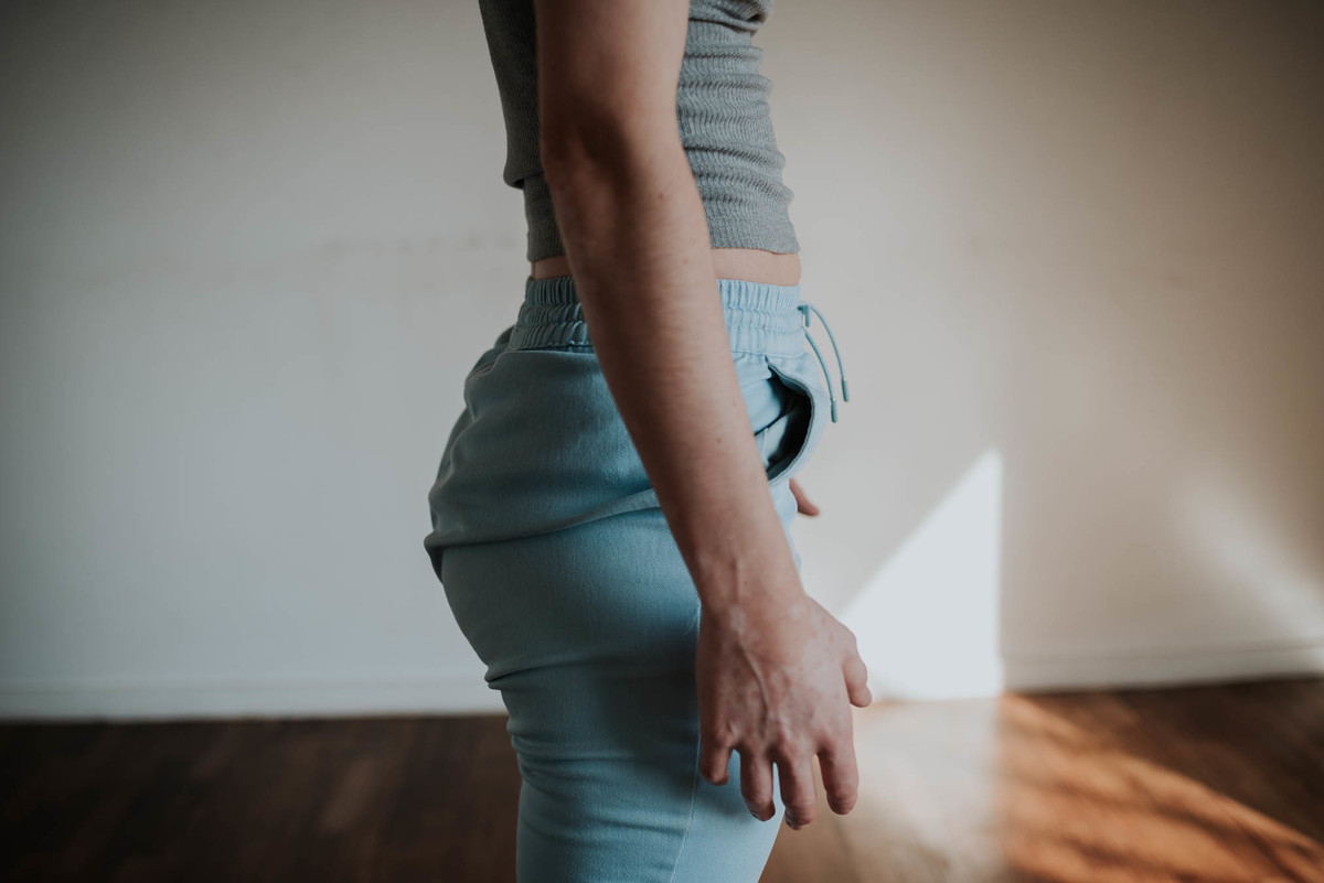 manos y panza de mujer