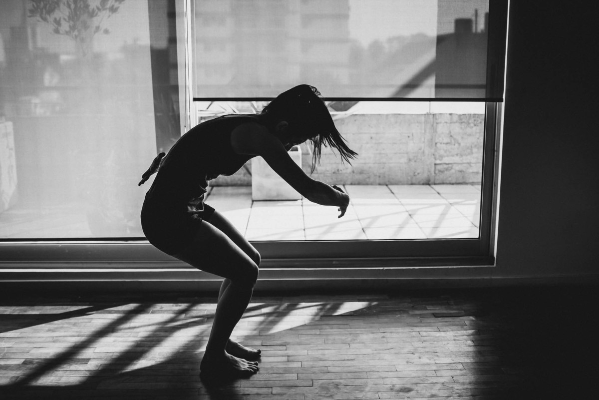 mujer se levanta curvada y veloz