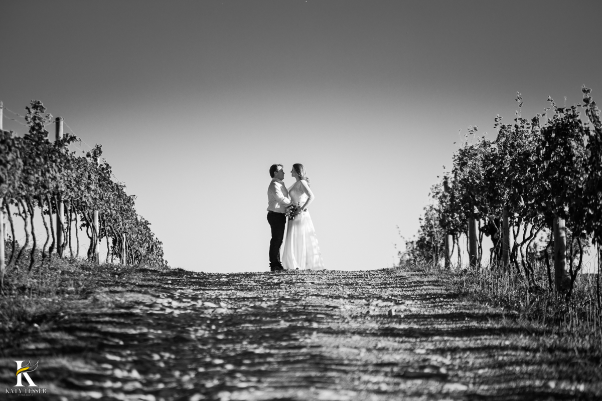 Ensaio pré casamento do casal Ilenir e Alexsandro na vinícola Vilagio Grando em Santa Catarina pela fotógrafa Katy Tesser