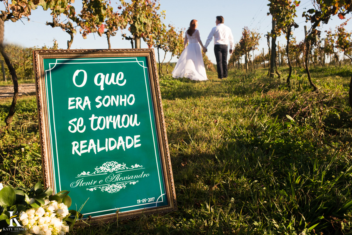 Ensaio pré casamento do casal Ilenir e Alexsandro na vinícola Vilagio Grando em Santa Catarina pela fotógrafa Katy Tesser