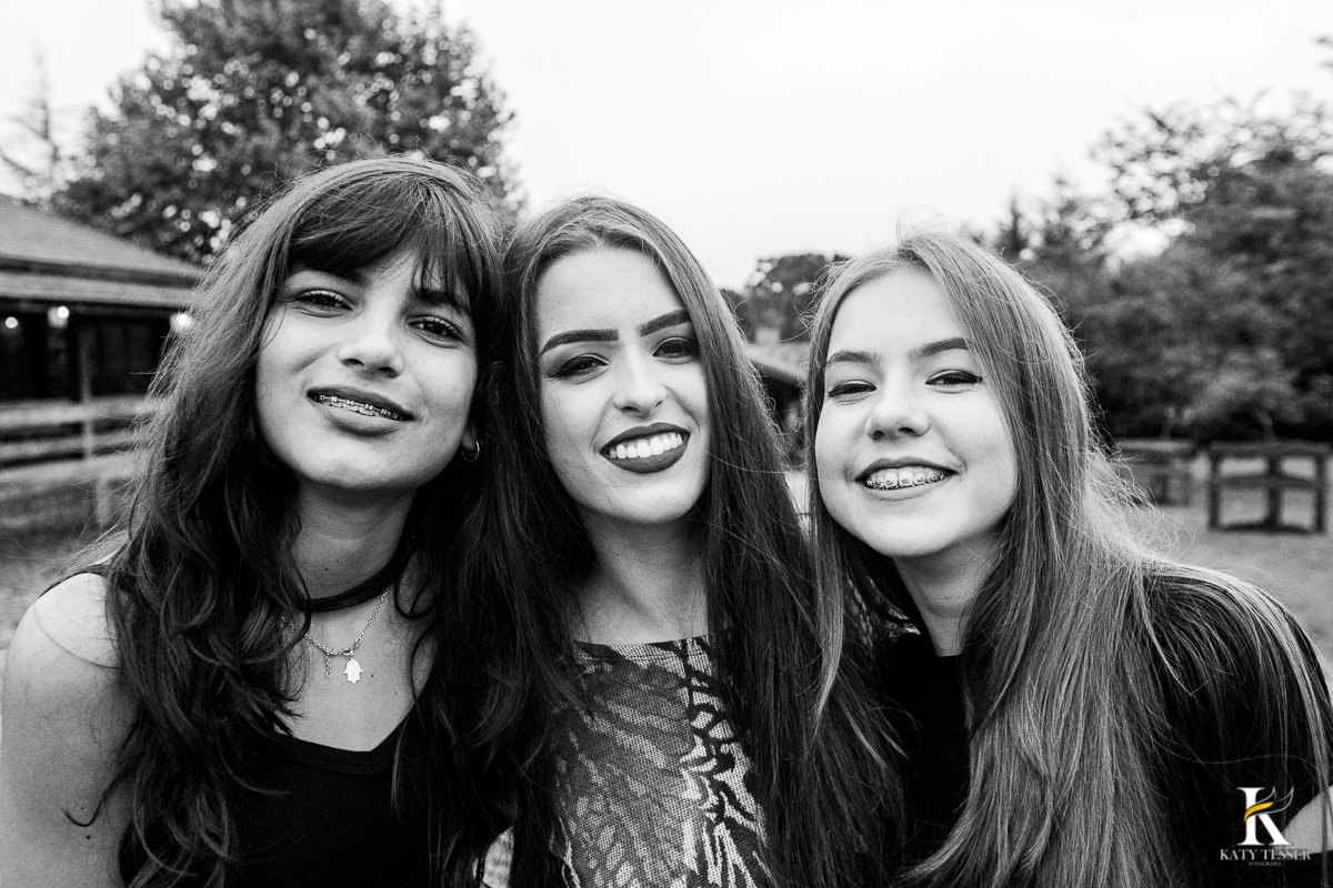 book de 15 anos da Pietra, sessão de fotos externas no piquete San Rafael em coronel vivida, Parana pela fotógrafa Katy Tesser
