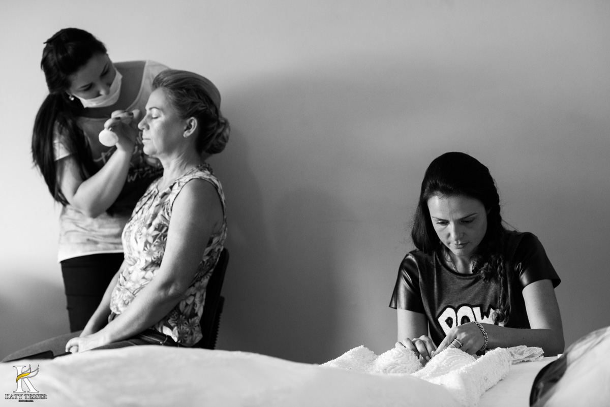 Casamento de vanuelli e Jean aconteceu em quedas do Iguaçu, paraná registrado pela fotógrafo Katy Tesser, A noiva está com a mãe e as madrinhas no making of no hotel