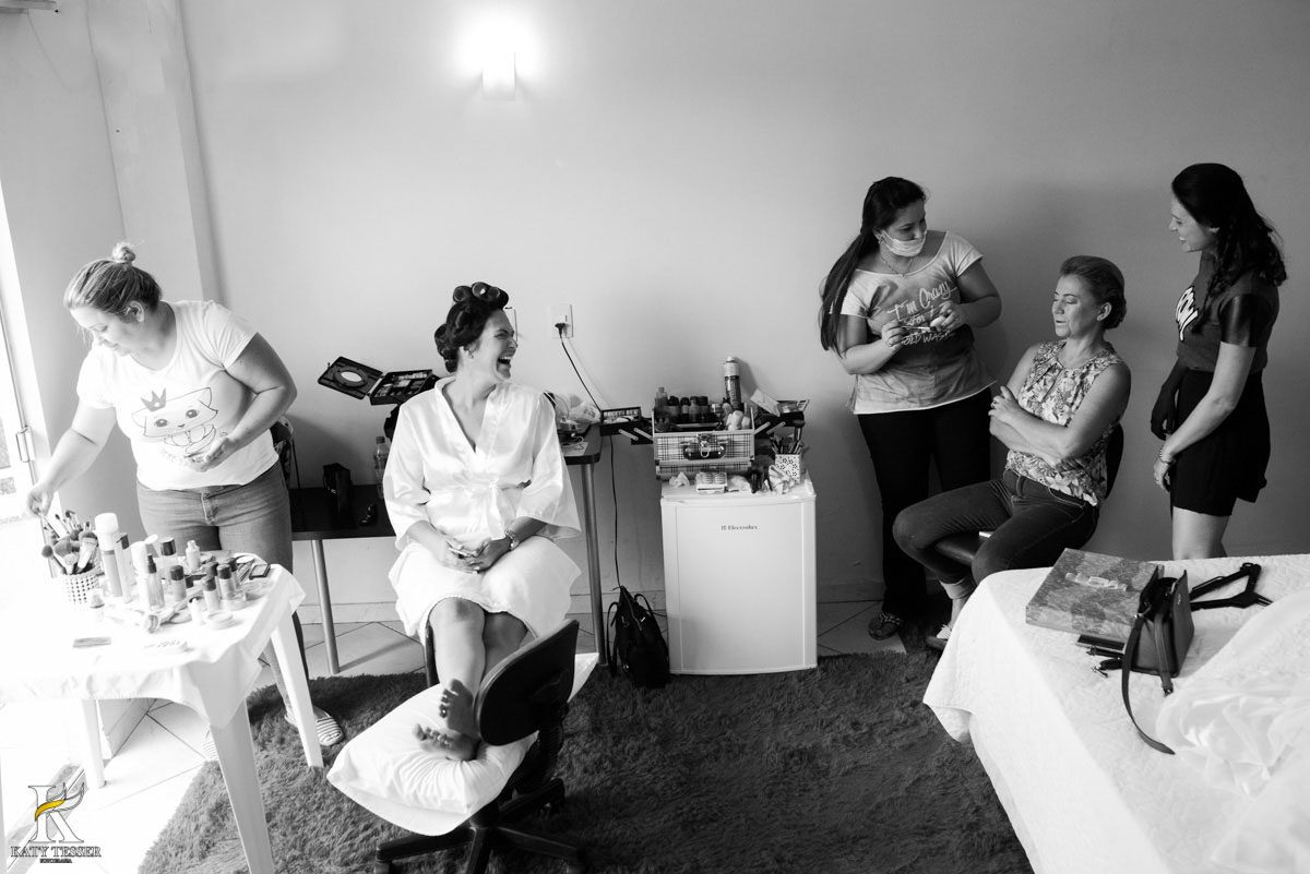 Casamento de vanuelli e Jean aconteceu em quedas do Iguaçu, paraná registrado pela fotógrafo Katy Tesser, A noiva está com a mãe e as madrinhas no making of no hotel