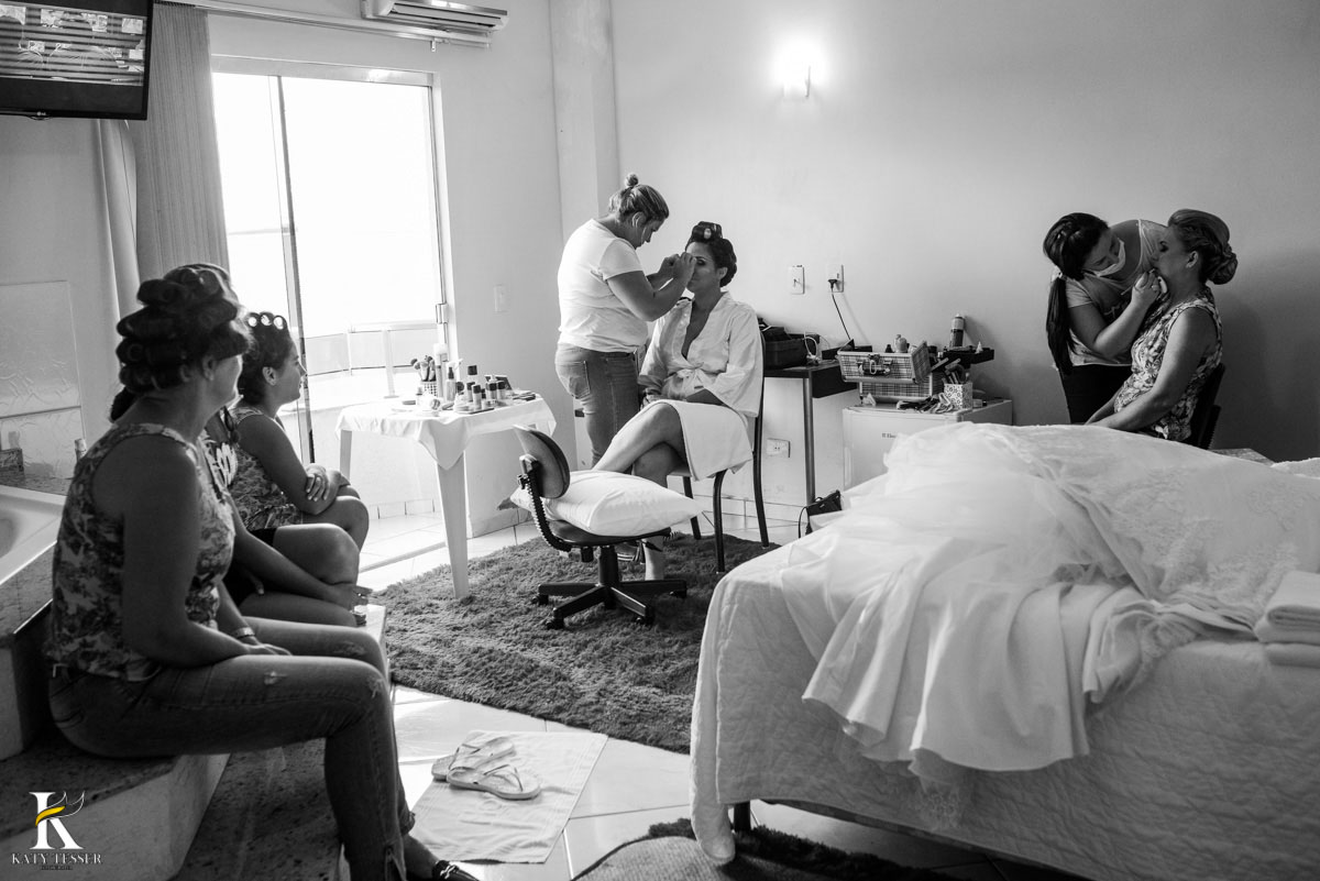 Casamento de vanuelli e Jean aconteceu em quedas do Iguaçu, paraná registrado pela fotógrafo Katy Tesser, A noiva está com a mãe e as madrinhas no making of no hotel