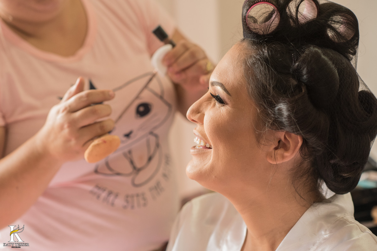 Casamento de vanuelli e Jean aconteceu em quedas do Iguaçu, paraná registrado pela fotógrafo Katy Tesser, A noiva está com a mãe e as madrinhas no making of no hotel