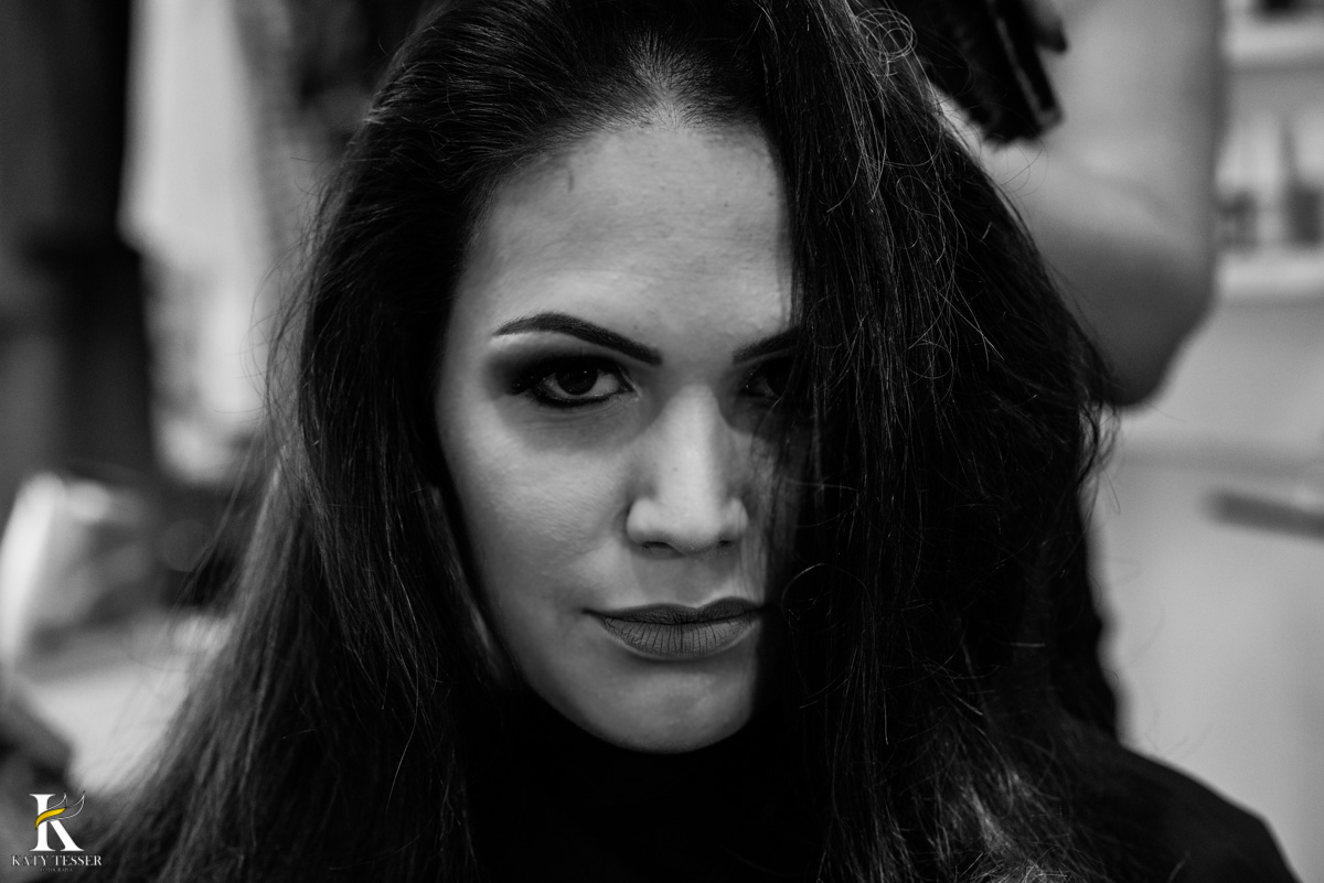 Casamento de vanuelli e Jean aconteceu em quedas do Iguaçu, paraná registrado pela fotógrafo Katy Tesser, A noiva está com a mãe e as madrinhas no making of no hotel