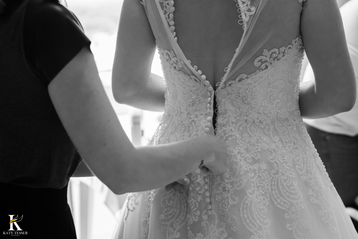 Casamento de vanuelli e Jean aconteceu em quedas do Iguaçu, paraná registrado pela fotógrafo Katy Tesser, A noiva está com a mãe e as madrinhas no making of no hotel e colocando seu vestido