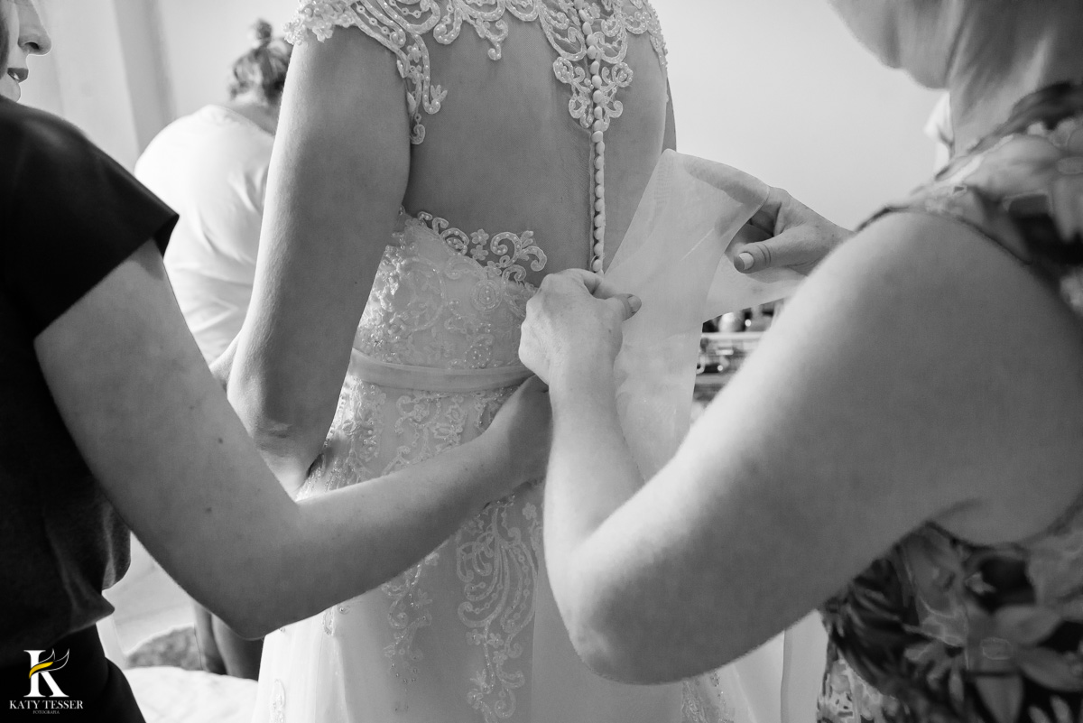 Casamento de vanuelli e Jean aconteceu em quedas do Iguaçu, paraná registrado pela fotógrafo Katy Tesser, A noiva está com a mãe e as madrinhas no making of no hotel e colocando seu vestido