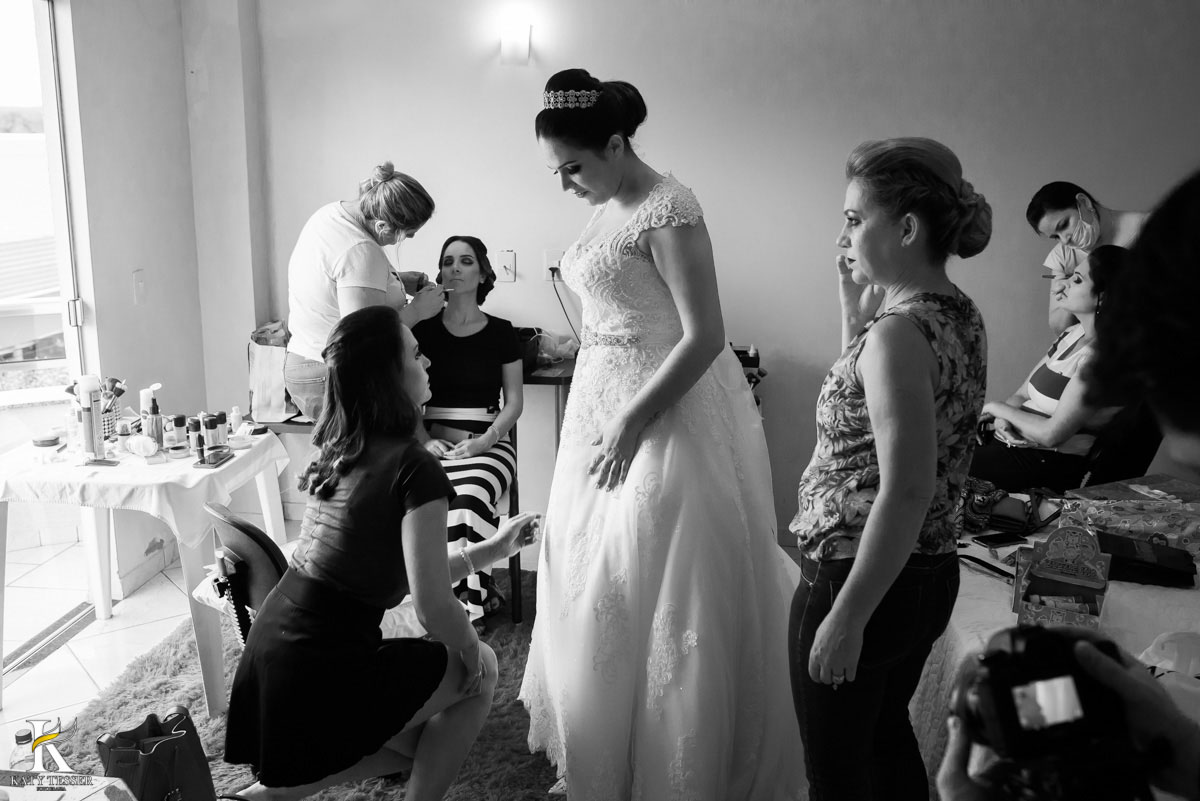 Casamento de vanuelli e Jean aconteceu em quedas do Iguaçu, paraná registrado pela fotógrafo Katy Tesser, A noiva está com a mãe e as madrinhas no making of no hotel e colocando seu vestido