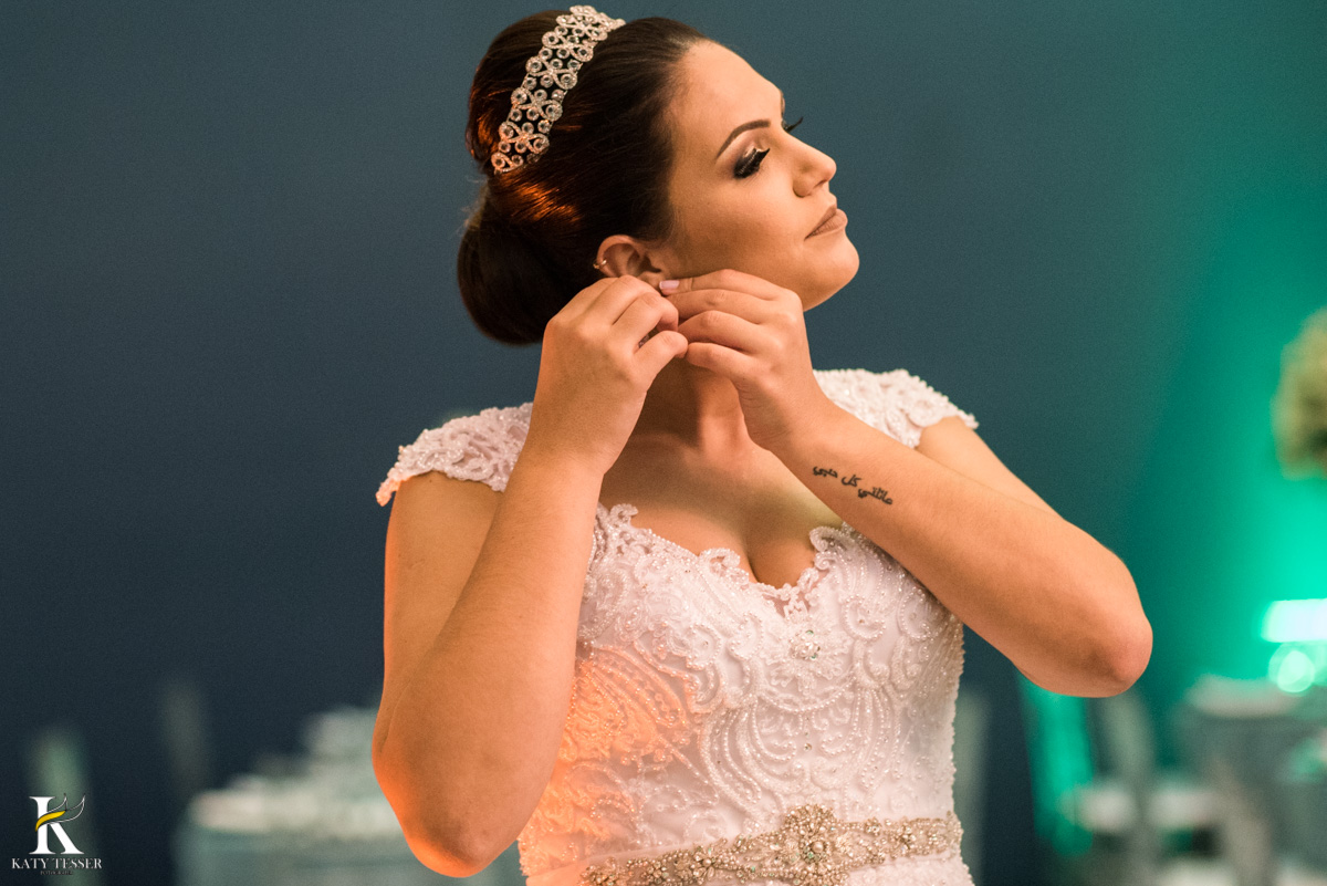 Casamento de vanuelli e Jean aconteceu em quedas do Iguaçu, paraná registrado pela fotógrafo Katy Tesser, a noiva fez sua sessão de fotos no local da recepção, usando seus brincos e buque