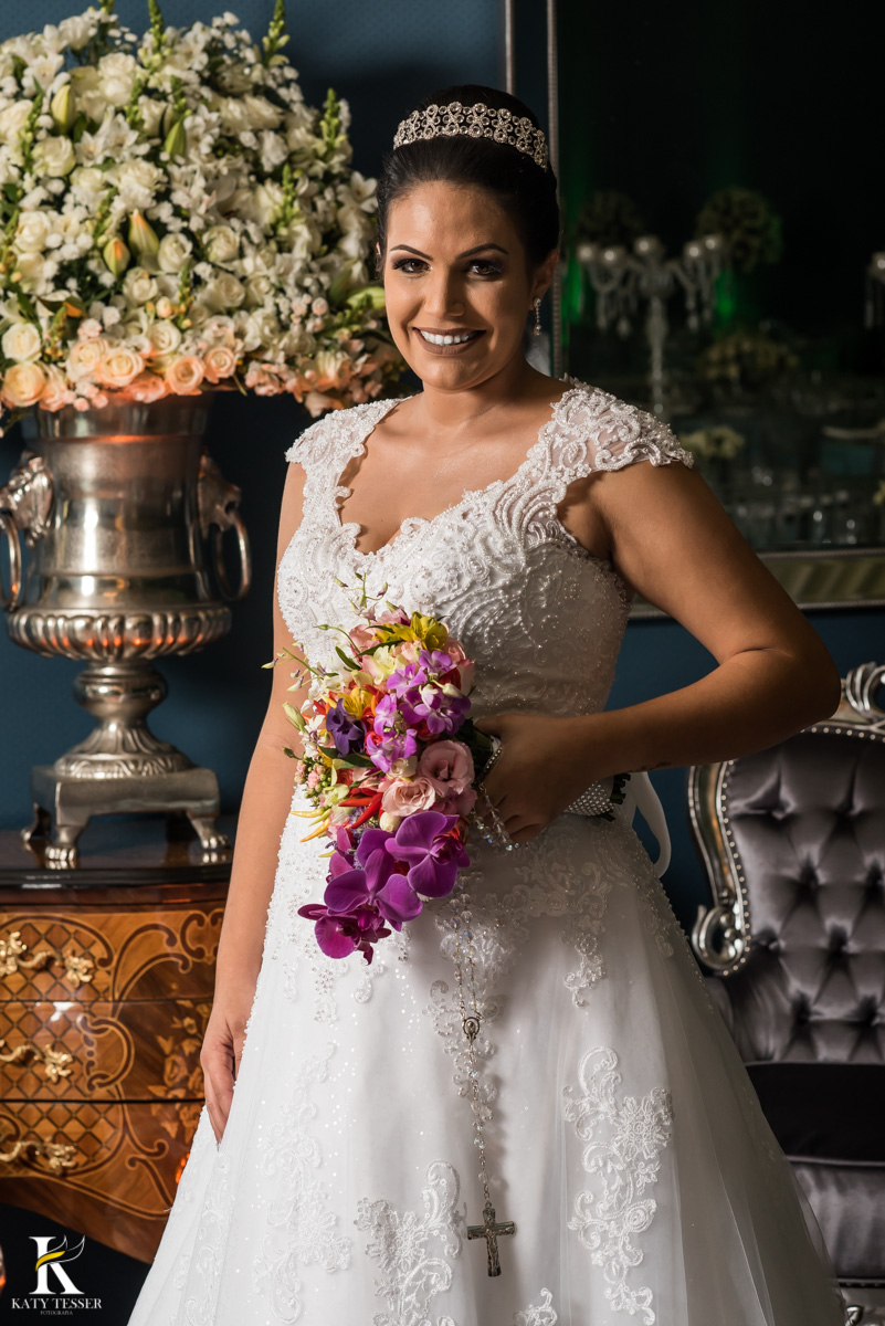 Casamento de vanuelli e Jean aconteceu em quedas do Iguaçu, paraná registrado pela fotógrafo Katy Tesser, a noiva fez sua sessão de fotos no local da recepção, usando seus brincos e buque