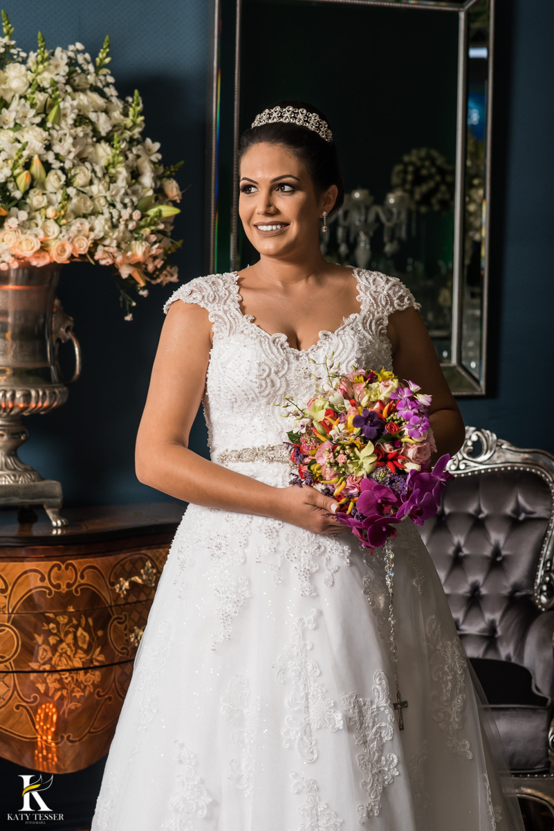 Casamento de vanuelli e Jean aconteceu em quedas do Iguaçu, paraná registrado pela fotógrafo Katy Tesser, a noiva fez sua sessão de fotos no local da recepção, usando seus brincos e buque