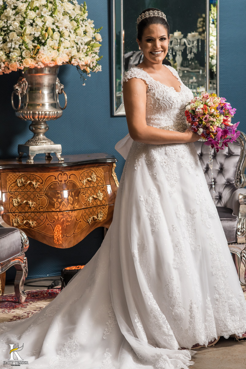 Casamento de vanuelli e Jean aconteceu em quedas do Iguaçu, paraná registrado pela fotógrafo Katy Tesser, a noiva fez sua sessão de fotos no local da recepção, usando seus brincos e buque