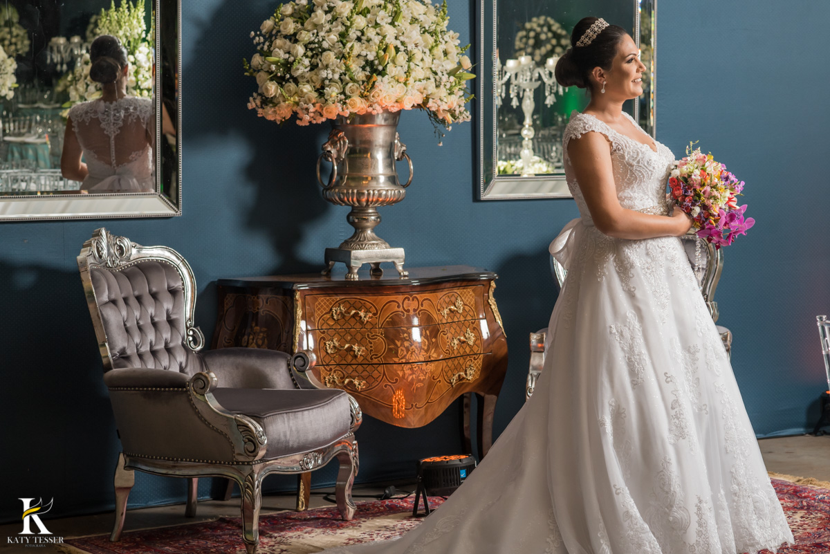 Casamento de vanuelli e Jean aconteceu em quedas do Iguaçu, paraná registrado pela fotógrafo Katy Tesser, a noiva fez sua sessão de fotos no local da recepção, usando seus brincos e buque