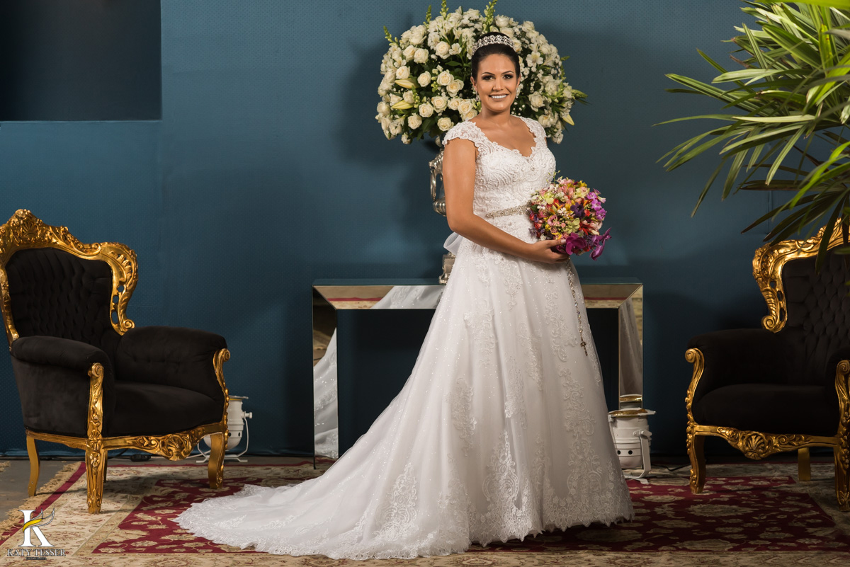 Casamento de vanuelli e Jean aconteceu em quedas do Iguaçu, paraná registrado pela fotógrafo Katy Tesser, a noiva fez sua sessão de fotos no local da recepção, usando seus brincos e buque