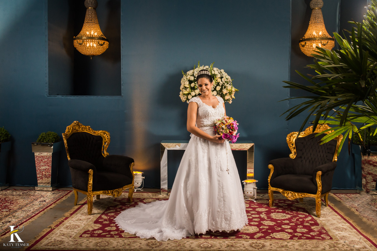Casamento de vanuelli e Jean aconteceu em quedas do Iguaçu, paraná registrado pela fotógrafo Katy Tesser, a noiva fez sua sessão de fotos no local da recepção, usando seus brincos e buque