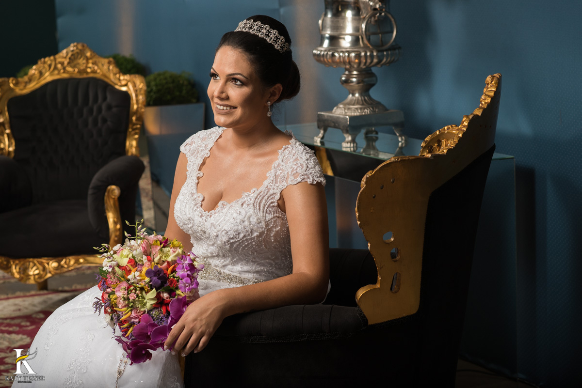Casamento de vanuelli e Jean aconteceu em quedas do Iguaçu, paraná registrado pela fotógrafo Katy Tesser, a noiva fez sua sessão de fotos no local da recepção, usando seus brincos e buque