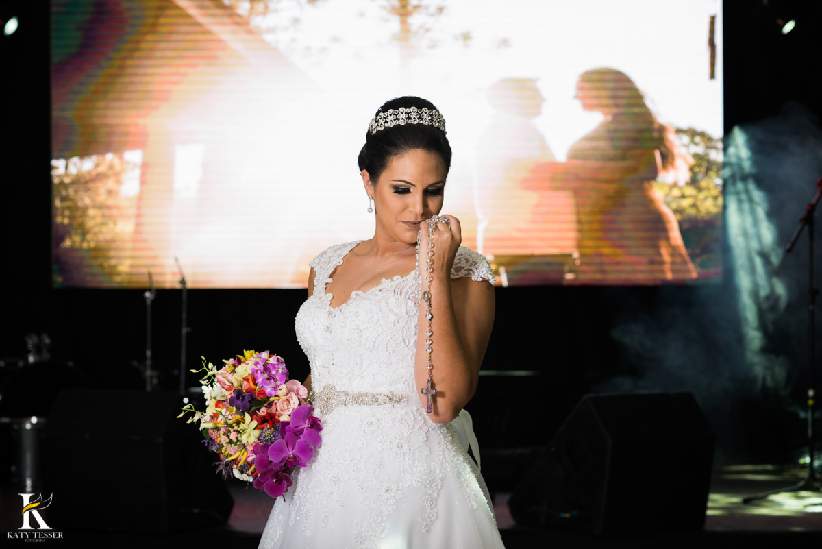Casamento de vanuelli e Jean aconteceu em quedas do Iguaçu, paraná registrado pela fotógrafo Katy Tesser, a noiva fez sua sessão de fotos no local da recepção, usando seus brincos e buque
