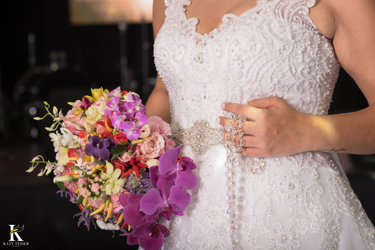 Casamento de vanuelli e Jean aconteceu em quedas do Iguaçu, paraná registrado pela fotógrafo Katy Tesser, a noiva fez sua sessão de fotos no local da recepção, usando seus brincos e buque