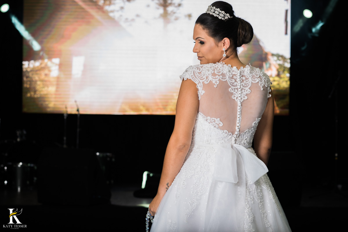 Casamento de vanuelli e Jean aconteceu em quedas do Iguaçu, paraná registrado pela fotógrafo Katy Tesser, a noiva fez sua sessão de fotos no local da recepção, usando seus brincos e buque