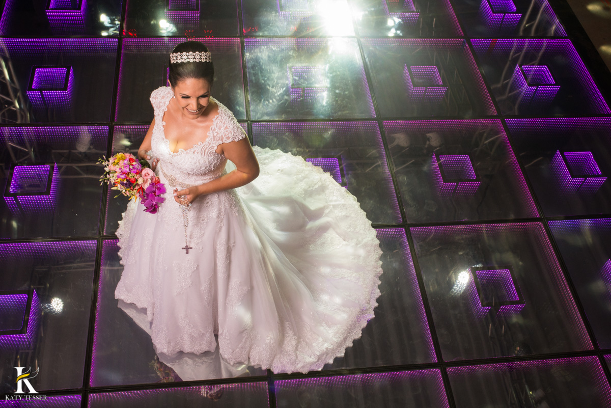 Casamento de vanuelli e Jean aconteceu em quedas do Iguaçu, paraná registrado pela fotógrafo Katy Tesser, a noiva fez sua sessão de fotos no local da recepção, usando seus brincos e buque