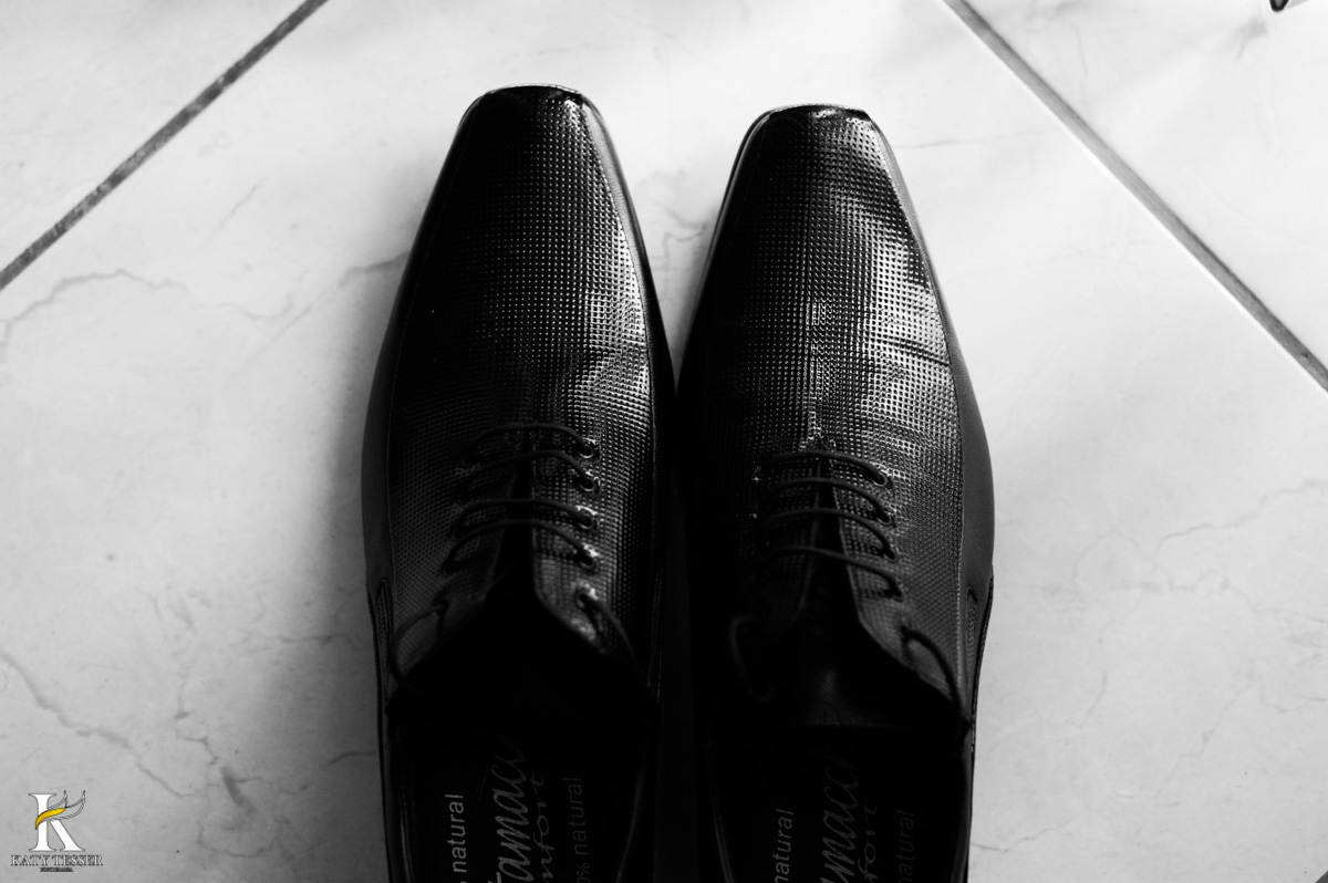 Casamento de vanuelli e Jean aconteceu em quedas do Iguaçu, paraná registrado pela fotógrafo Katy Tesser, o noivo fez seu making of no hotel, vestindo seu terno, seu sapato e sua sessão de fotos