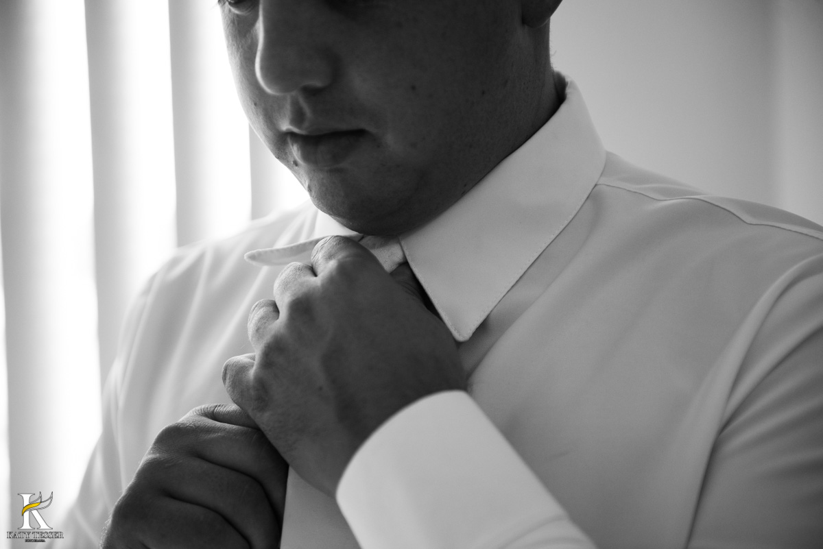 Casamento de vanuelli e Jean aconteceu em quedas do Iguaçu, paraná registrado pela fotógrafo Katy Tesser, o noivo fez seu making of no hotel, vestindo seu terno, seu sapato e sua sessão de fotos