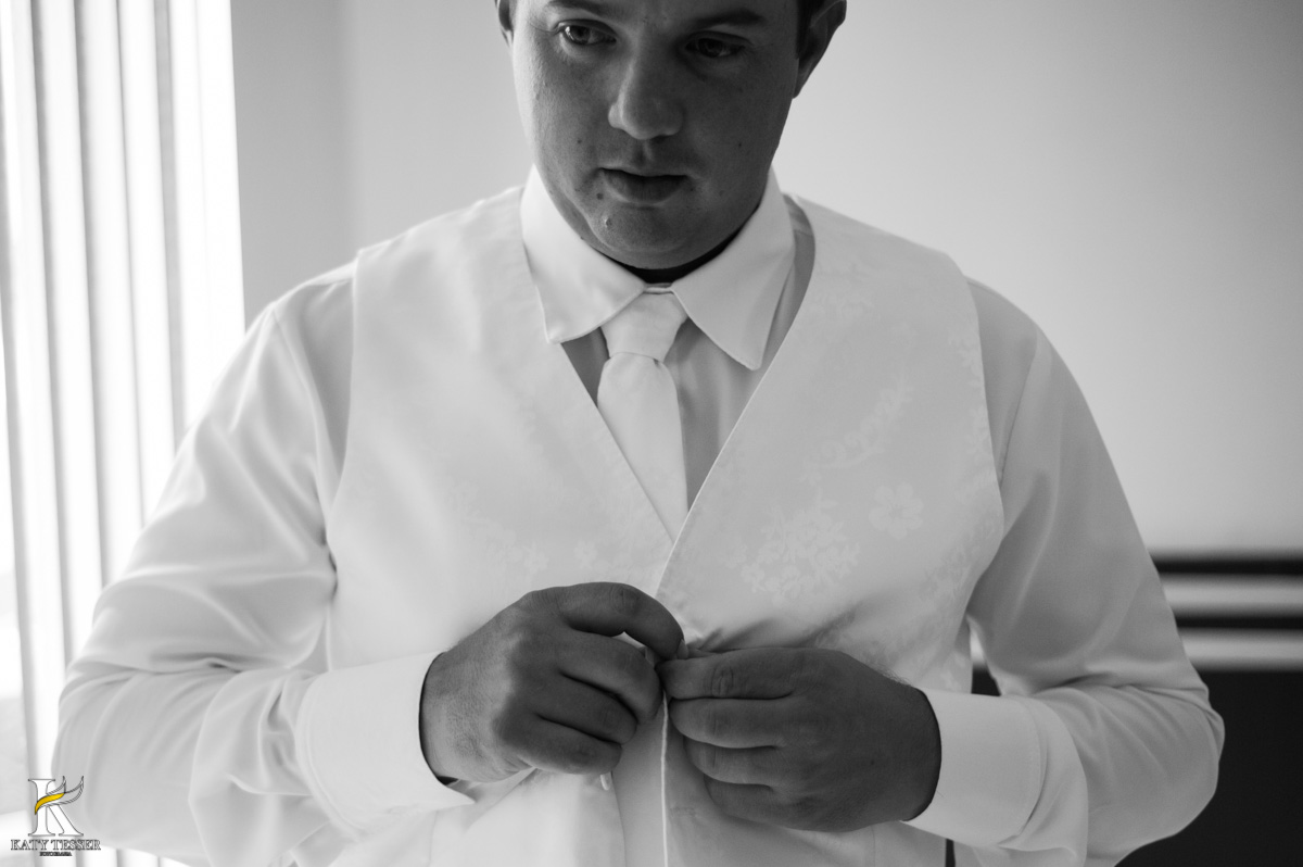 Casamento de vanuelli e Jean aconteceu em quedas do Iguaçu, paraná registrado pela fotógrafo Katy Tesser, o noivo fez seu making of no hotel, vestindo seu terno, seu sapato e sua sessão de fotos