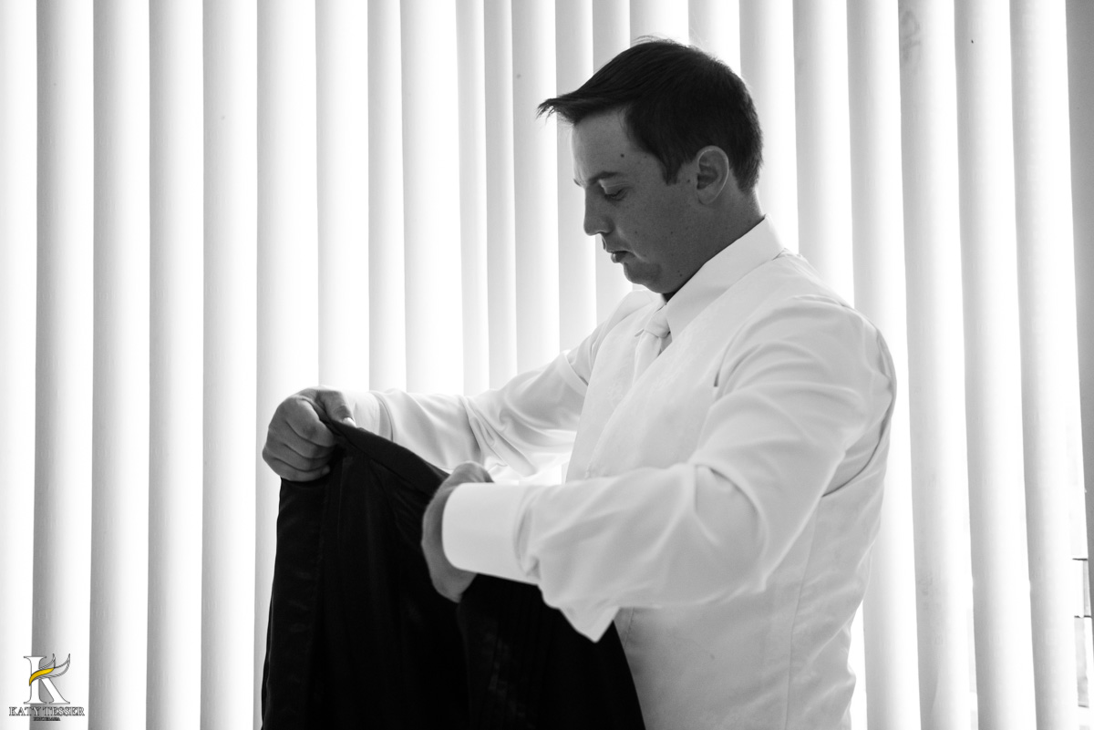 Casamento de vanuelli e Jean aconteceu em quedas do Iguaçu, paraná registrado pela fotógrafo Katy Tesser, o noivo fez seu making of no hotel, vestindo seu terno, seu sapato e sua sessão de fotos