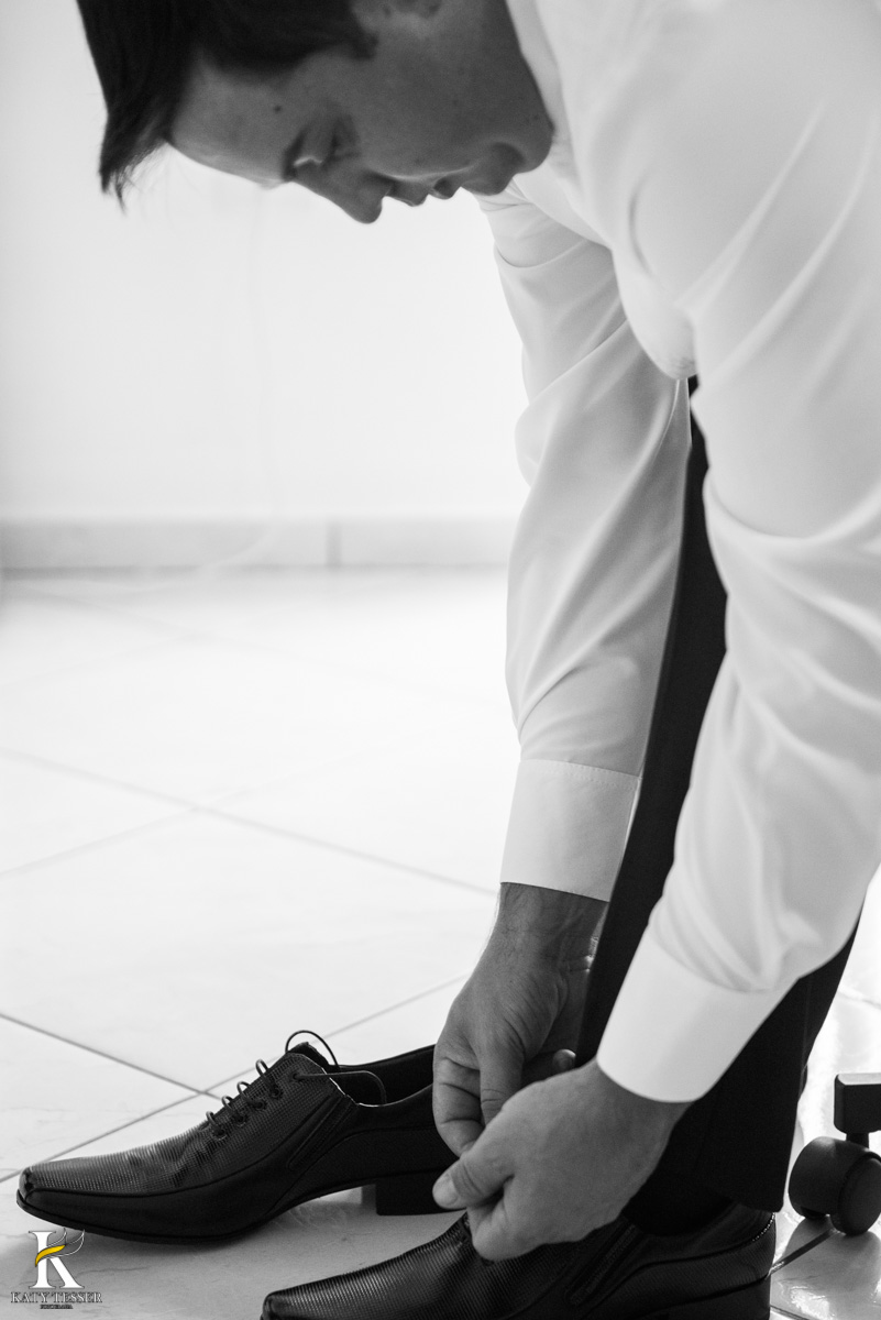 Casamento de vanuelli e Jean aconteceu em quedas do Iguaçu, paraná registrado pela fotógrafo Katy Tesser, o noivo fez seu making of no hotel, vestindo seu terno, seu sapato e sua sessão de fotos