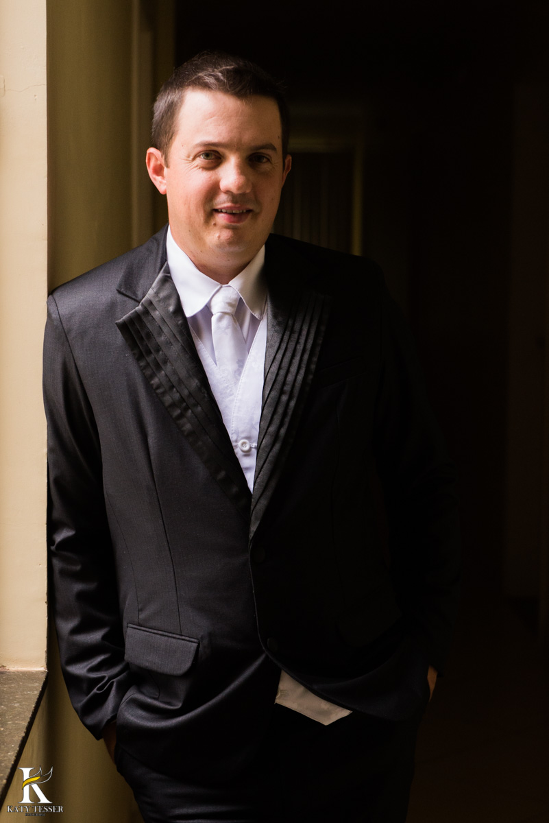 Casamento de vanuelli e Jean aconteceu em quedas do Iguaçu, paraná registrado pela fotógrafo Katy Tesser, o noivo fez seu making of no hotel, vestindo seu terno, seu sapato e sua sessão de fotos